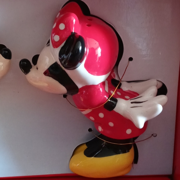 Mickey and Minnie mouse salt and pepper shakers - Picture 3 of 3